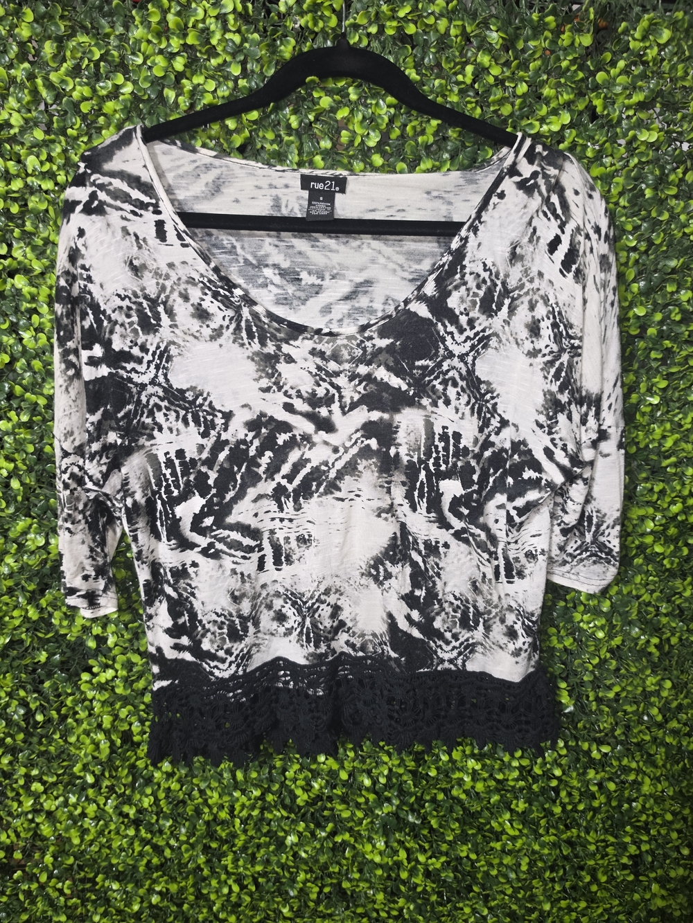 rue21 Black & White Cropped Lace-Hem Scoop Top